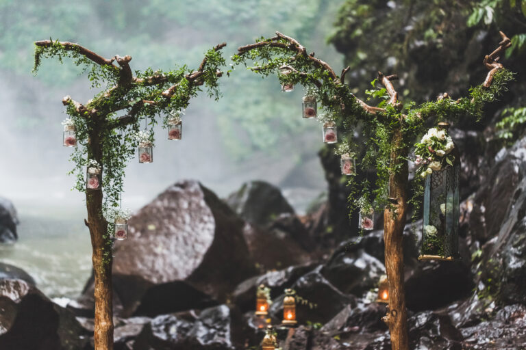 Zielona aranżacja ceremonii humanistycznej wśród skał i roślinności – naturalne ozdoby, lampiony i symboliczne miejsce pożegnania